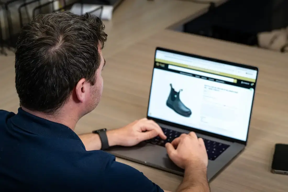 Client consultant son site web sur un ordinateur portable
